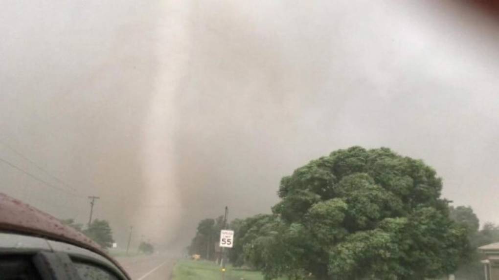 Más de 20 tornados, fuertes inundaciones y nevadas ha provocado una tormenta que golpea los estados del centro de EEUU, afectando a unos 22 millones de personas, informaron medios locales.