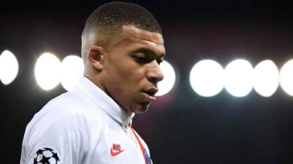 Según asegura Le 10 Sport, el PSG quiere lograr la renovación de Mbappé en los próximos meses. Finaliza su contrato en el 2022 con el club francés y en el equipo buscan aumentarle su sueldo para que el atacante acepte seguir con ellos.