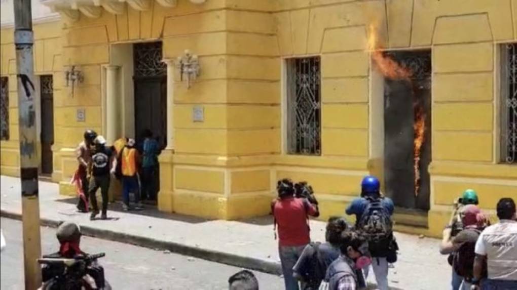 En el video de la quema del edificio municipal se escucha que uno de los manifestantes grita: 'Ahora la Catedral, ahora la Catedral' Metropolitana San Miguel Arcángel que está en el centro de Tegucigalpa.