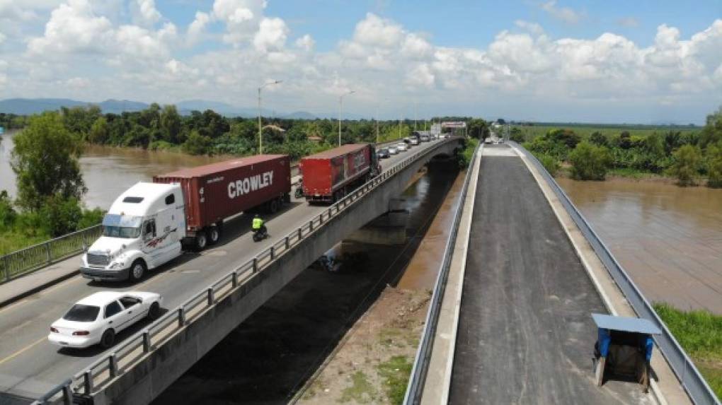 El mandatario hondureño Juan Orlando Hernández hizo un recorrido por la obra y precisó que el puente La Democracia sobre el río Ulúa estará listo a finales de septiembre.