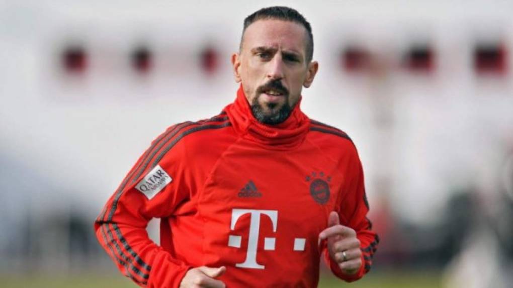 Ribery: Tras salir del Bayern Múnich, podría seguir jugando en Europa. El francés debe decidirse entre dos ofertas, una es del PSV de Holanda y Lokomotiv de Rusia.