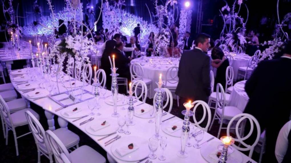 En las mesas de formas curvas se combinaron sillas estilo Royale y candelabros de cristales y velas.