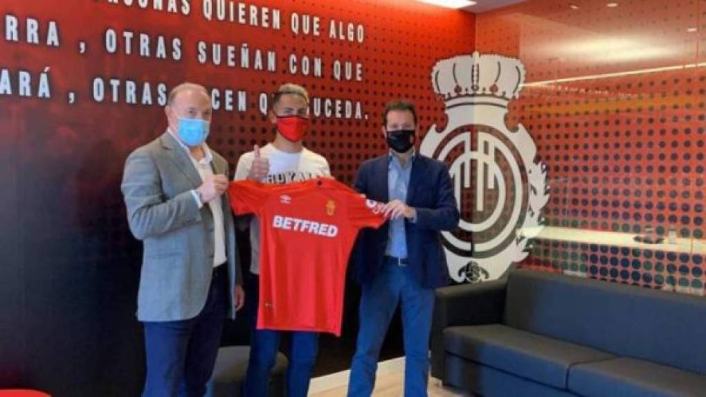 El defensa argentino Brian Cufré, de 23 años, procedente del Vélez Sarsfield, ha firmado el contrato que le vinculará al Mallorca hasta el 30 de junio de 2024, tras haber superado satisfactoriamente las pertinentes pruebas médicas.