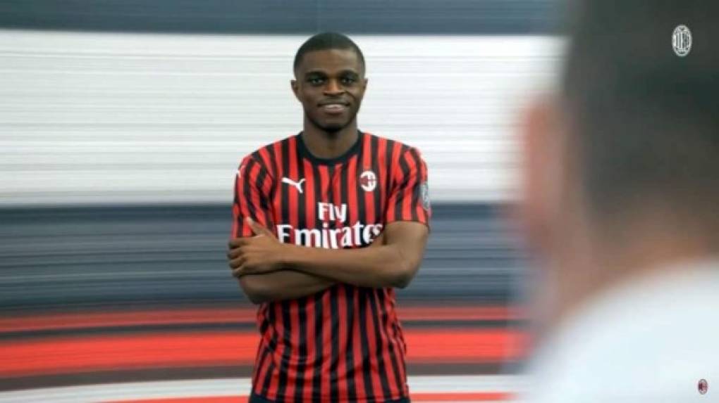 El AC Milan anunció oficialmente la adquisición del lateral francés de 20 años, Pierre Kalulu, quien llega procedente del Olympique de Lyon.