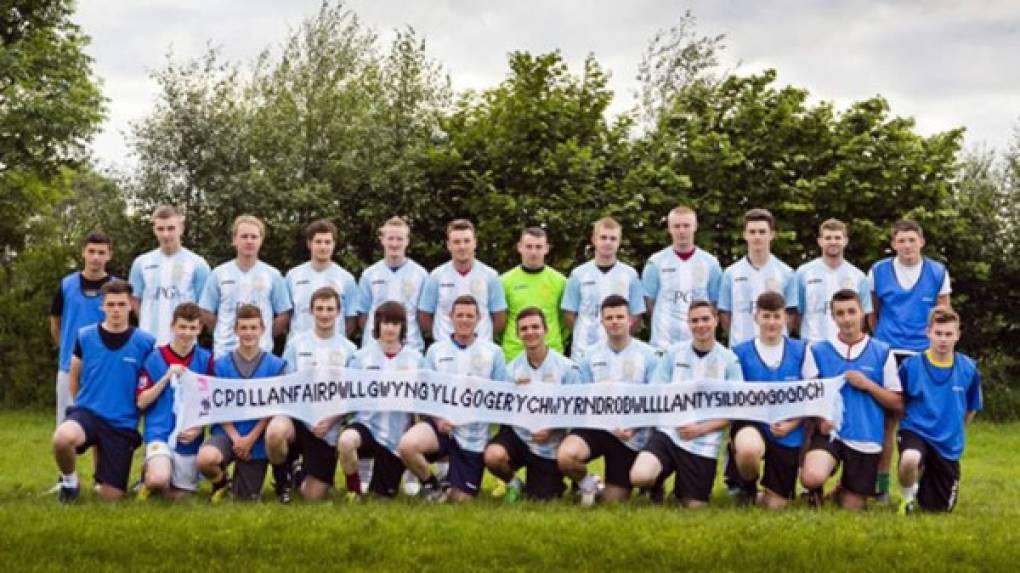 1. Clwb Pel Droed Llanfairpwllgwyngyllgogerychwyrndrobwllllantysiliogogogoch Football Club, de Gales. Parece que alguien se quedó dormido encima del teclado.