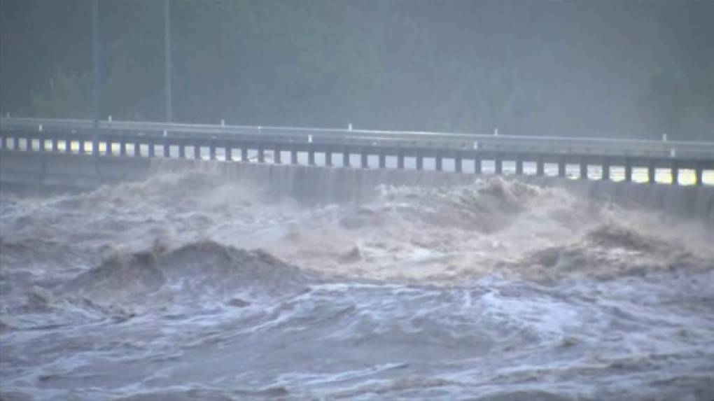 El río Llano en Kingsland, a unas 65 millas (105 kilómetros) al noroeste de Austin, se desbordó esta tarde forzando a las autoridades a emitir órdenes de evacuación río abajo.