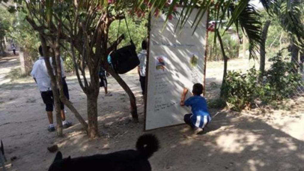 La imagen de un niño vistiendo la camiseta de la selección de Honduras en lugar de la tradicional cubayera que utilizan los niños escolares, muestra la falta las dificultades del sistema educativo público, pero aún se queda corta para entender el contexto de la foto: recibir as clases debajo de un árbol de mango porque no hay escuela. <br/>