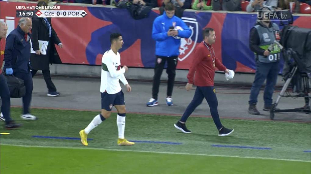 Cristiano Ronaldo salió del campo y se tenía dudas si iba a poder continuar en el juego, pero tras ser revisado y colocado un vendaje en la nariz, volvió a la cancha bajo los aplausos del público checo en el Fortuna Arena de Praga.