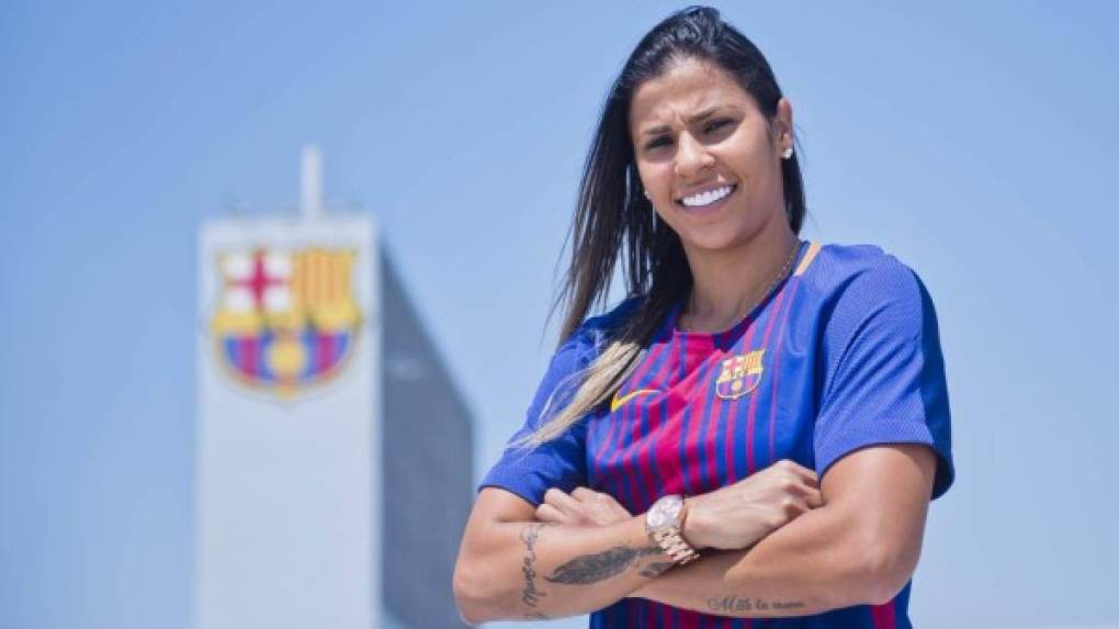 'Estoy muy feliz de estar en el Barcelona', dijo la hermosa jugadora.