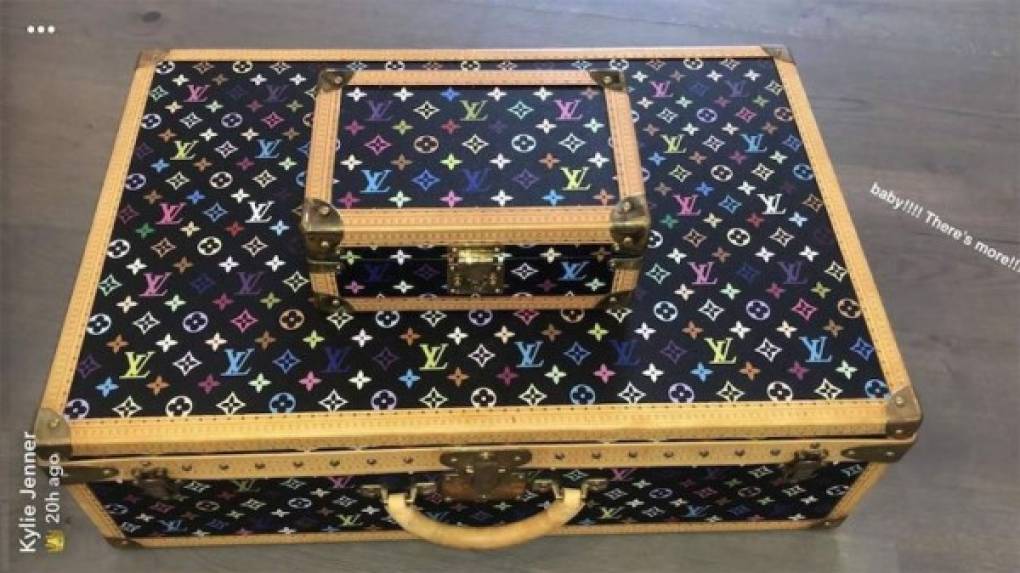 Kylie recibió otra maleta de lujo de la marca Louis Vuitton cuyo valor estimado es $7,000 dólares.