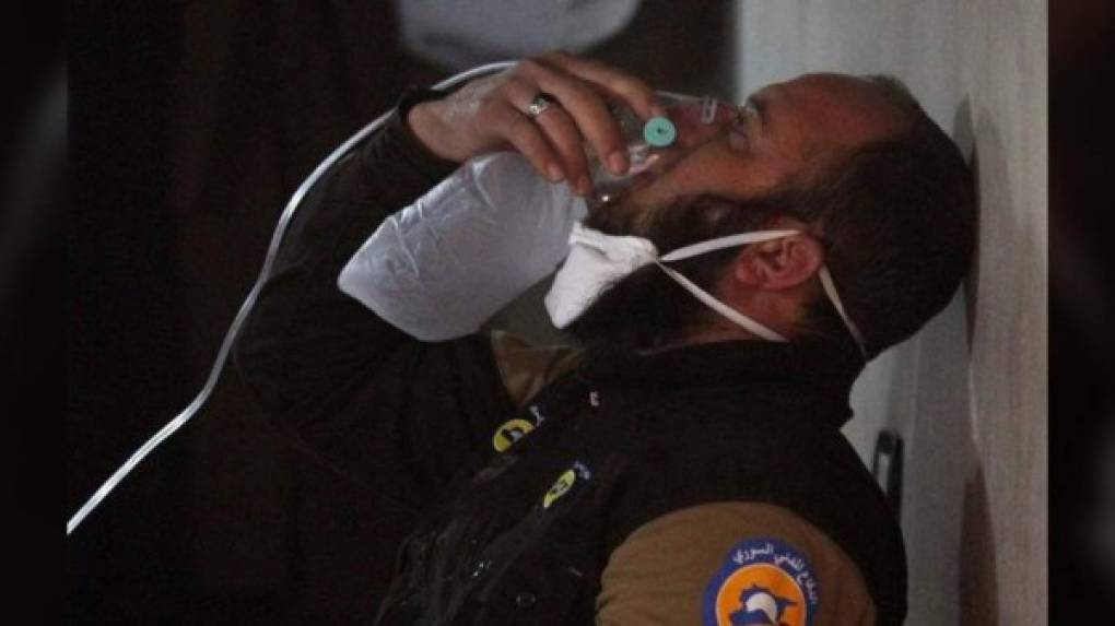 Los rescatistas sirios también tuvieron que ser asistidos tras exponerse al agente químico que mató a unos 70 civiles en Siria.