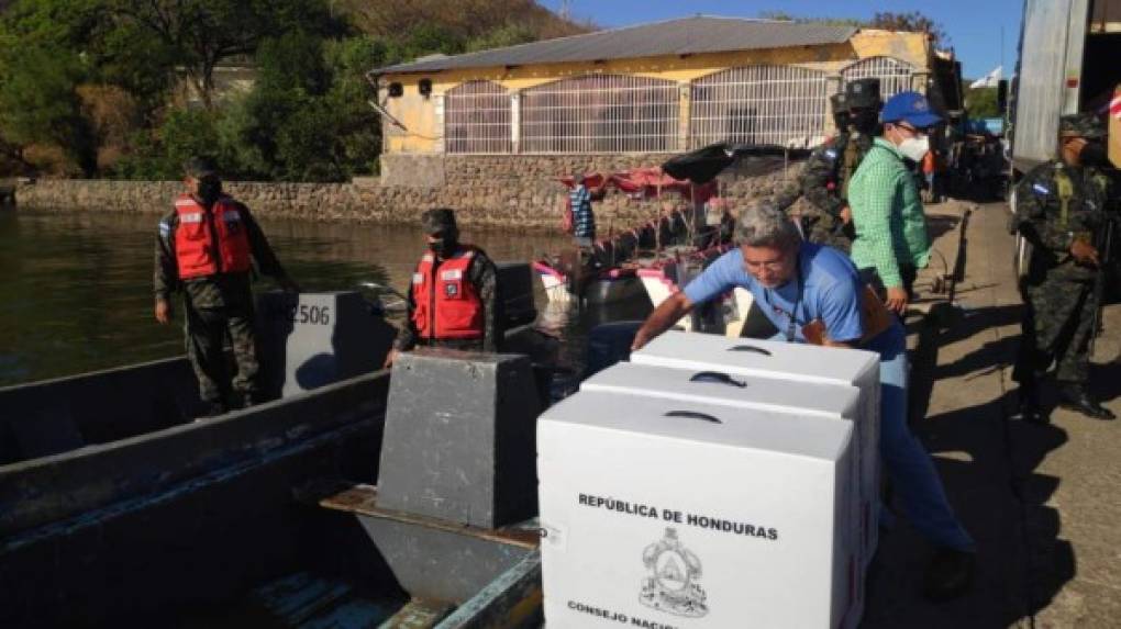 En lanchas fue transportado el material electoral a Amapala.