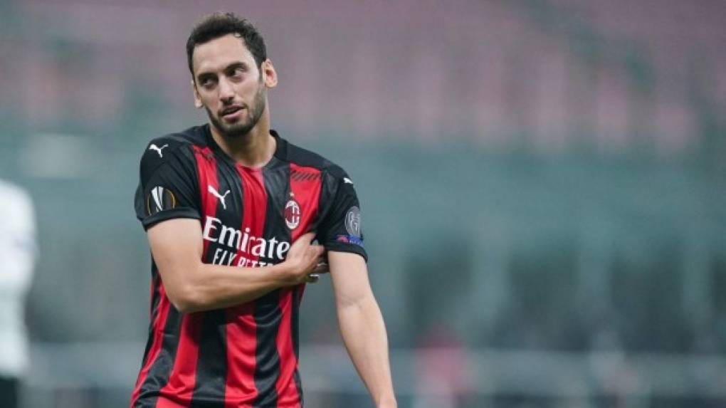 Hakan Çalhanoğlu: El internacional turco aún no ha firmado su renovación con el Milan. Su contrato termina en junio y es una de las piezas básicas del esquema de Pioli.