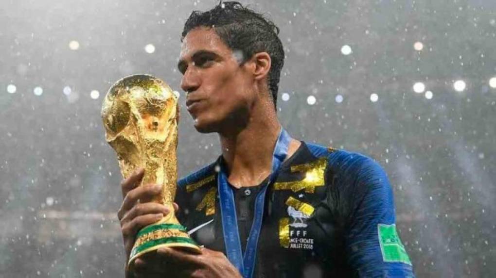 Raphael Varane; El defensa del Real Madrid nació en Lille, Francia, pero su padre Gaton Varane nació y creció en la isla caribeña, y aunque tiempo después decidió emigrar a Francia junto a su esposa Hellemmes-Lille, sus hijos podrían representar a Martinica en alguna competencia deportiva.