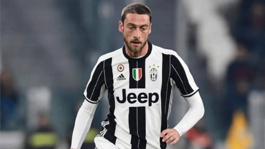 Claudio Marchisio podría abandonar la Juventus este verano. Según La Gazzetta dello Sport existirían negociaciones abiertas para ello después de que el centrocampista haya perdido peso en el equipo los últimos años respecto a épocas pasadas. Se habla de que tendría una oferta en firme del Mónaco, y también otras exóticas con Asia y Estados Unidos como destinos. Foto AFP