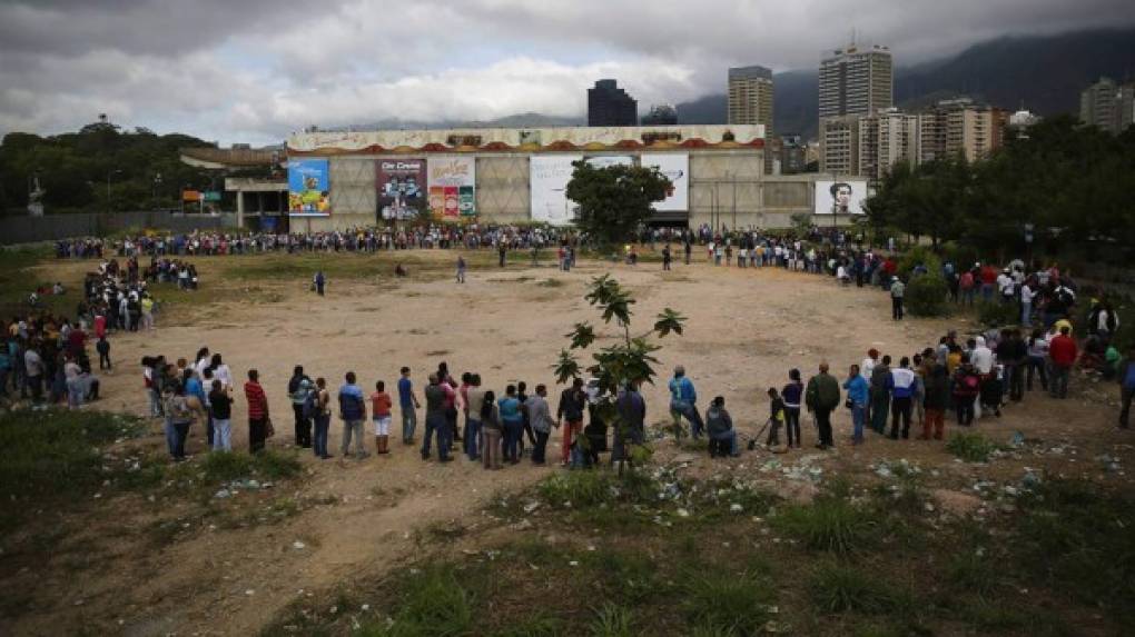 People wait for the start of 'Venezuela Aid Live' concert, organized by British billionaire Richard Branson to raise money for the Venezuelan relief effort at Tienditas International Bridge in Cucuta, Colombia, on February 22, 2019. - Venezuela's political tug-of-war morphs into a battle of the bands on Friday, with dueling government and opposition pop concerts ahead of a weekend showdown over the entry of badly needed food and medical aid. (Photo by RAUL ARBOLEDA / AFP)