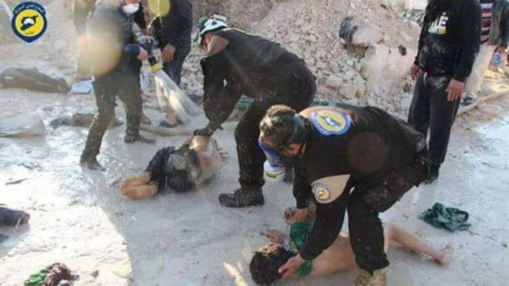 Más de medio centenar de personas murieron hoy en un supuesto bombardeo químico en la localidad de Jan Shijún, en el norte de Siria, del que tanto el Gobierno de Damasco como la oposición se han culpado mutuamente.<br/>