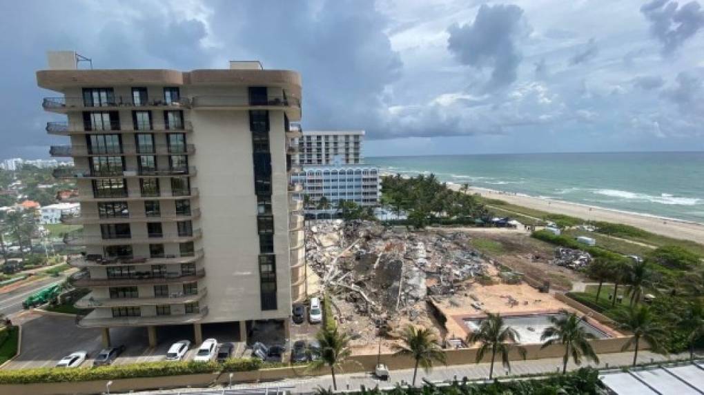 Según la actualización más reciente de las autoridades de Miami-Dade, son ya 96 los cadáveres identificados con la correspondiente notificación a las familias, incluidos 95 cuerpos recuperados de entre los escombros y una mujer que falleció en el hospital.