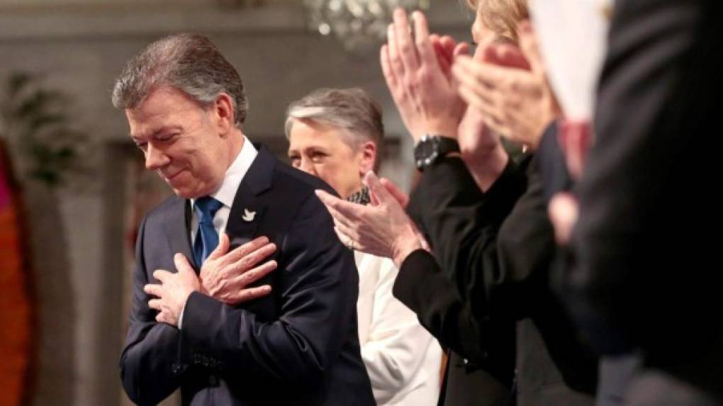 3. Santos da por terminada la guerra en Colombia.<br/>El presidente Juan Manuel Santos cerró el año con broche de oro al recibir el premio Nobel de la Paz por su tenaz búsqueda de alcanzar un acuerdo de paz con las Farc.<br/>Tras varios años de negociaciones, Santos decidió someter su pacto con las Fuerzas Armadas Revolucionarias de Colombia (Farc) a la refrendación popular el 2 de octubre. Pero contra todo pronóstico ganó el NO.