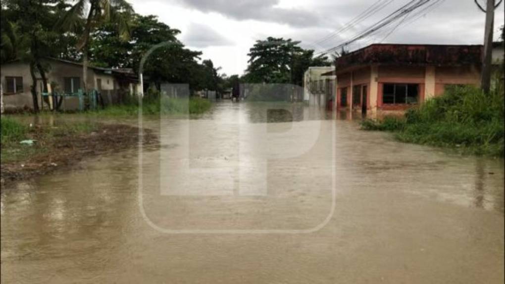 Las calles de Puerto Cortés permanecen llenas de agua y las lluvias generadas por el huracán Eta segurán en los próximos días.