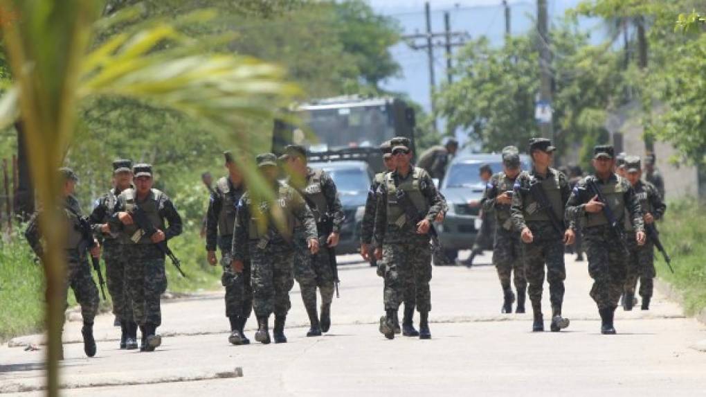 Un gran contingente militar realizaron las operaciones.