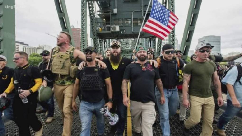 Proud Boys (Muchachos Orgullosos literalmente), un grupo neofascista, exclusivamente masculino, fundado en Nueva York en 2016, adoptó la frase de Trump, publicándola junto a su logo amarillo y negro en la red social Telegram.