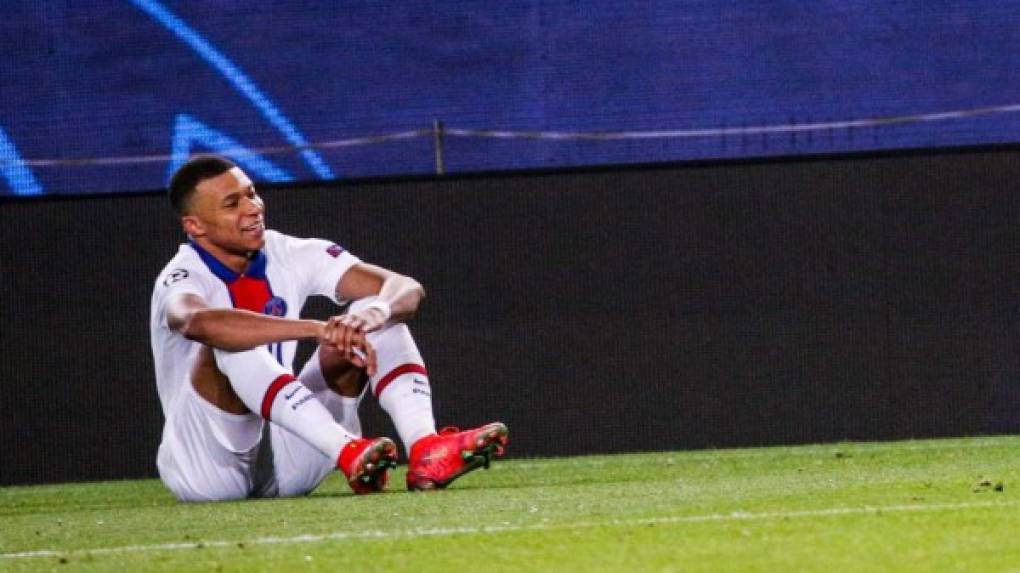 Mbappé, observando el Camp Nou tras lucirse en ese mítico campo.