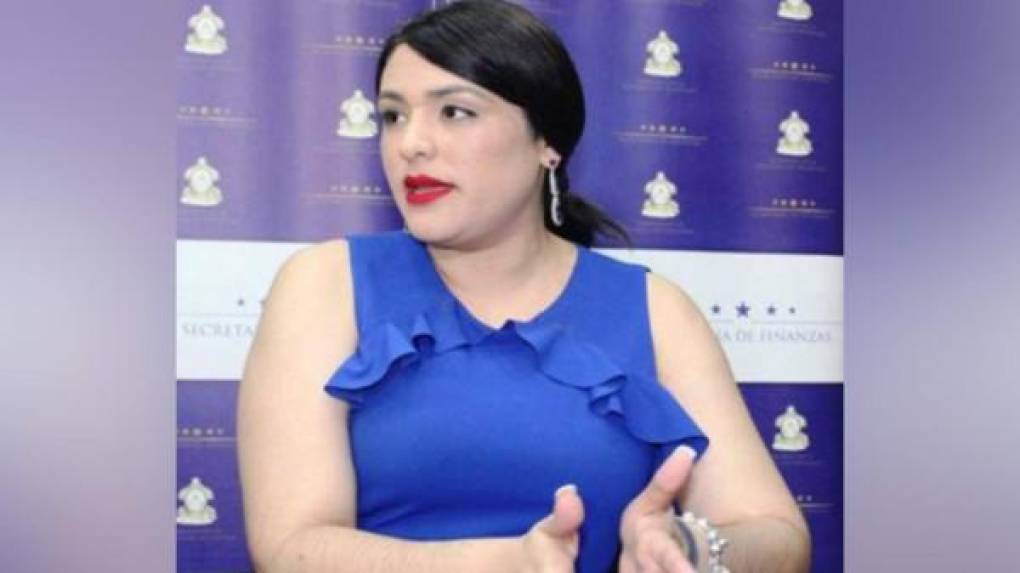 Otra de las altas funcionarias acusadas en el mismo caso es la exviceministra de Finanzas, Roxana Rodríguez, quien tampoco ha sido capturada, por el requerimiento fiscal en su contra. 