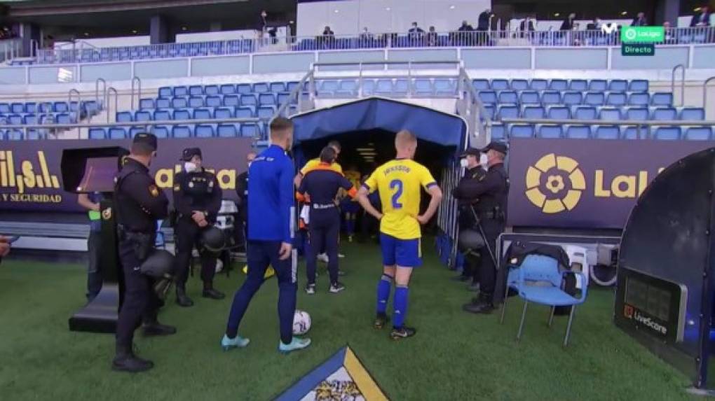 Los jugadores del Cádiz también abandonaron el campo y después volvieron. El partido demoró más de media hora en reanudarse.