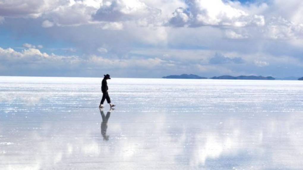 El desierto de sal, Salar de Uyuni está ubicado en Bolivia. Foto:Emol.