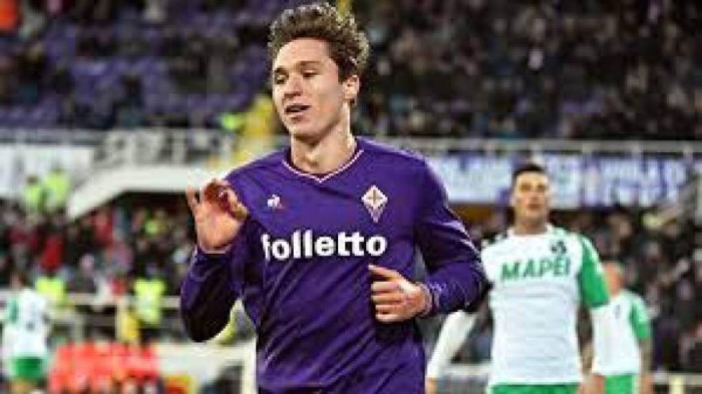 Federico Chiesa: El joven extremo italiano estaría a un paso de convertir en nuevo jugador de la Juventus para la próxima campaña. La Fiorentina le dejó la vía libre para que pueda llegar al campeón de Italia.