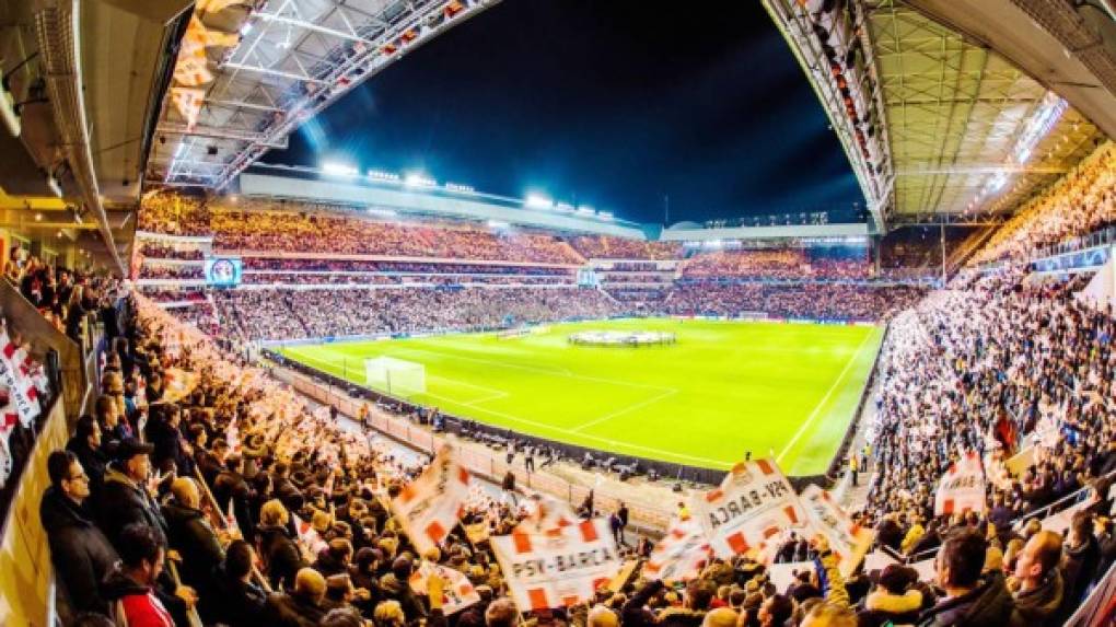 Imagen espectacular del Philips Stadium antes del inicio del partido entre PSV y Barcelona. Foto Twitter @PSV