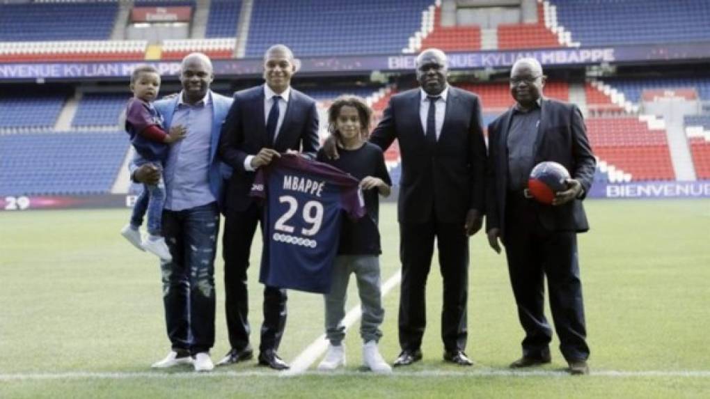 Según revela el diario 'L'Équipe', el PSG por medio de su gerente deportivo se reunió la semana pasada con la familia de Mbappé para llegar a un acuerdo con el tema de la renovación.