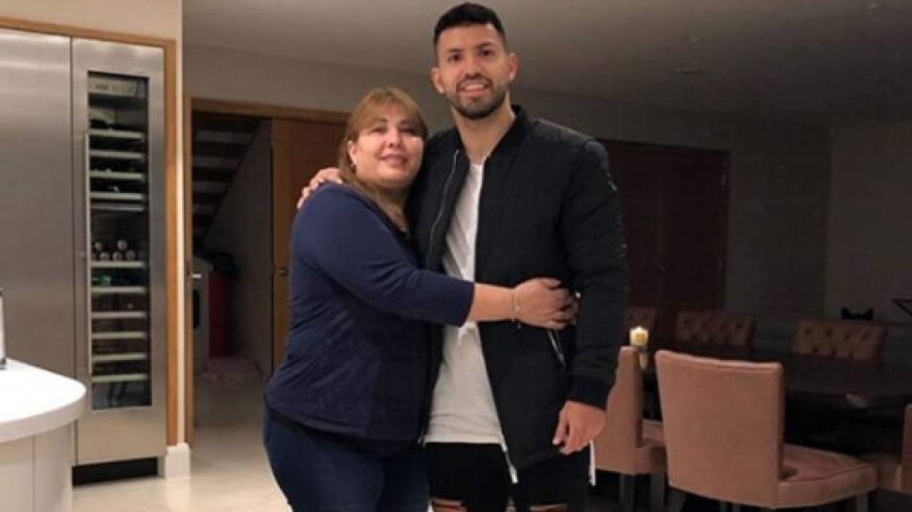 Sergio Agüero - El Kun lleva el apellido de su madre, Adriana Agüero, porque el jugador argentino nació el 2 de junio de 1988, cuando sus padres, Adriana y Leonel del Castillo, aún eran menores de edad y no podían salir del hospital hasta que un familiar mayor se hiciera cargo del recién nacido.