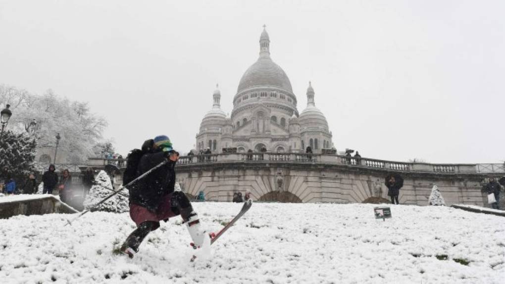 Algunos habitantes no dudaron en calzarse los esquíes para bajar la colina de Montmartre, frente a la basílica del Sacré Coeur.