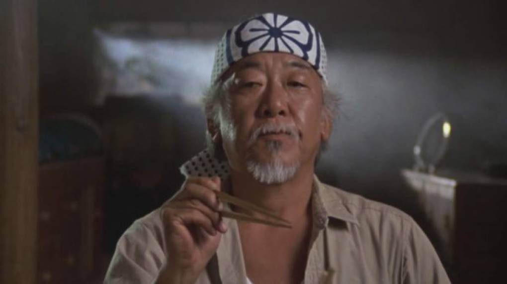 Noriyuki Pat Morita: Murió en 2005, a los 73 años de edad, en su casa de Las Vegas, de causas naturales. Todos lo recordaremos por su famoso papel del señor Miyagi de la película Karate kid.