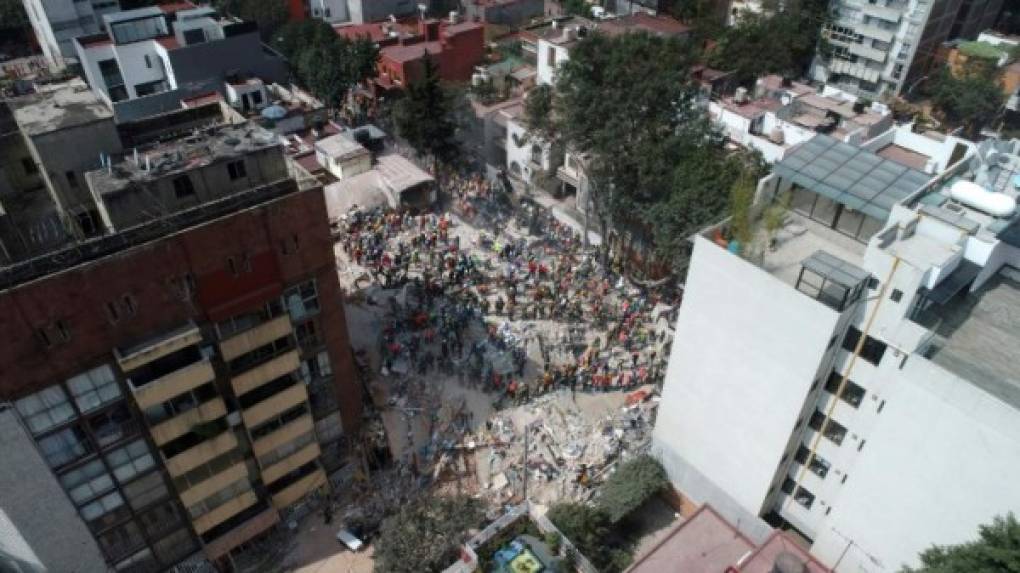 México se encuentra en plena movilización de su personal de salud y del voluntariado ciudadano para atender a los heridos que son rescatados entre los escombros y que siguen llegando a los hospitales a consecuencia del sismo azotó el centro del país el martes. De acuerdo con las autoridades mexicanas, el terremoto de magnitud 7,1 en la escala de Richter causó al menos 230 muertos; 94 en la capital, 71 en Morelos, 43 en Puebla, 12 en el Estado de México, 4 en Guerrero y 1 en Oaxaca.
