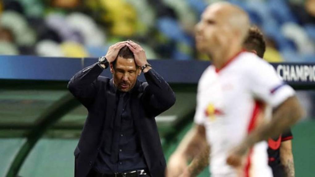 'Cholo' Simeone se echa las manos a la cabeza en un momento del partido contra el Leipzig.