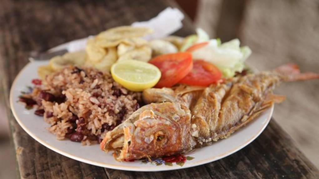 Las pocas familias garífunas que viven en el lugar ofrecen lo mejor de la gastronomía típica: pescado frito y 'rice and beans'.