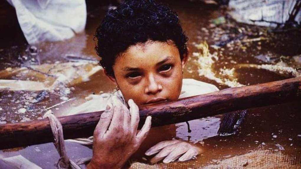 En 1985, el fotógrafo francés, Frank Fournier, durante la erupción de un volcán en el pueblo de Armero en Colombia, fotografió a la joven Omayra Sánchez Garzón que se hallaba atrapada entre el fango y los desechos de su casa. Luego de intentar ayudarla sin éxito, Fournier retrató a la joven Omayra poco antes de morir de gangrena gaseosa.<br/><br/>Con su fotografía, el francés ganó el premio World Press Photo 1985