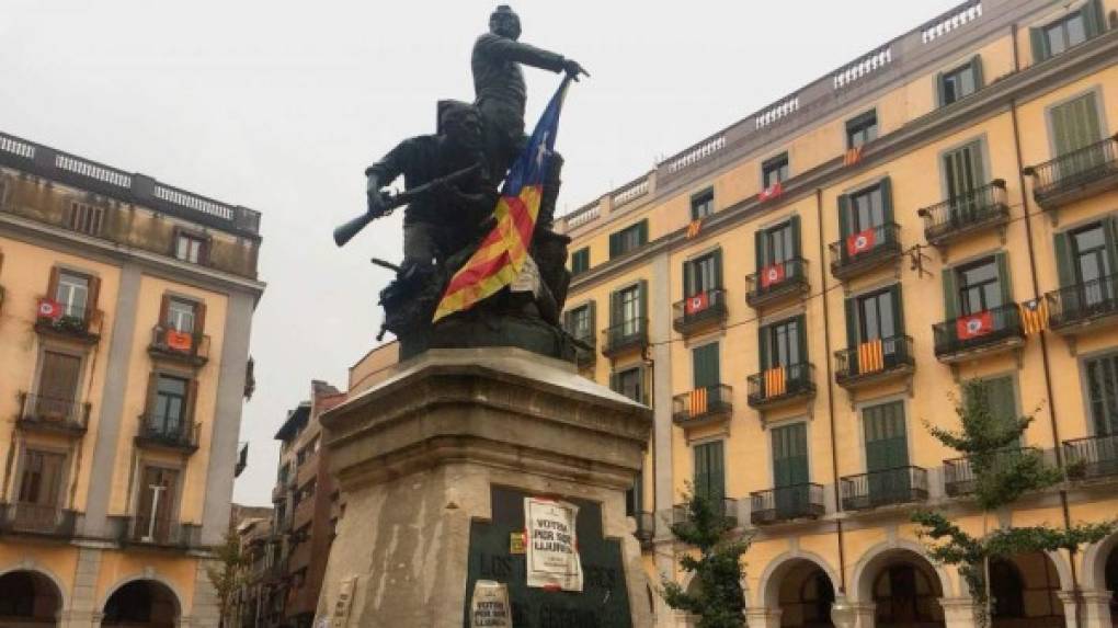 "Gerona también ha entrado en el conflicto por la independencia de Cataluña. La denominada capital de Puigdemont, por albergar la residencia del expresidente catalán, Carles Puigdemont, impulsor del referéndum secesionista, celebró el año pasado una multitudinaria manifestación para exigir la independencia de Cataluña de España."