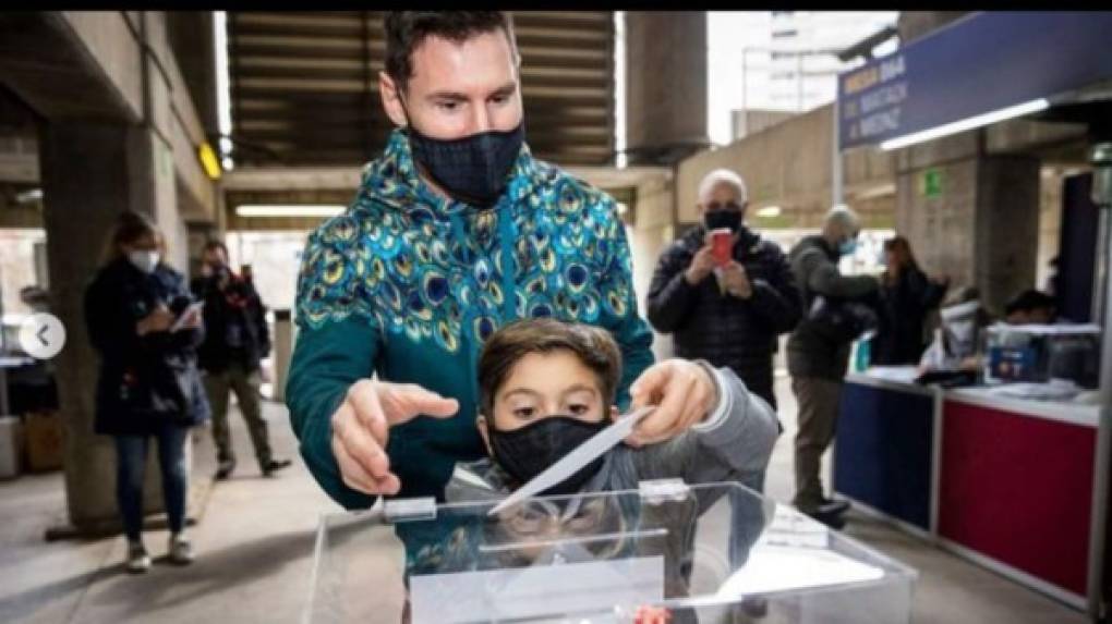 Messi ha votado por primera vez en unas elecciones a la presidencia del Barça. El astro argentino se presentó en el Camp Nou junto a su hijo mayor, Thiago.