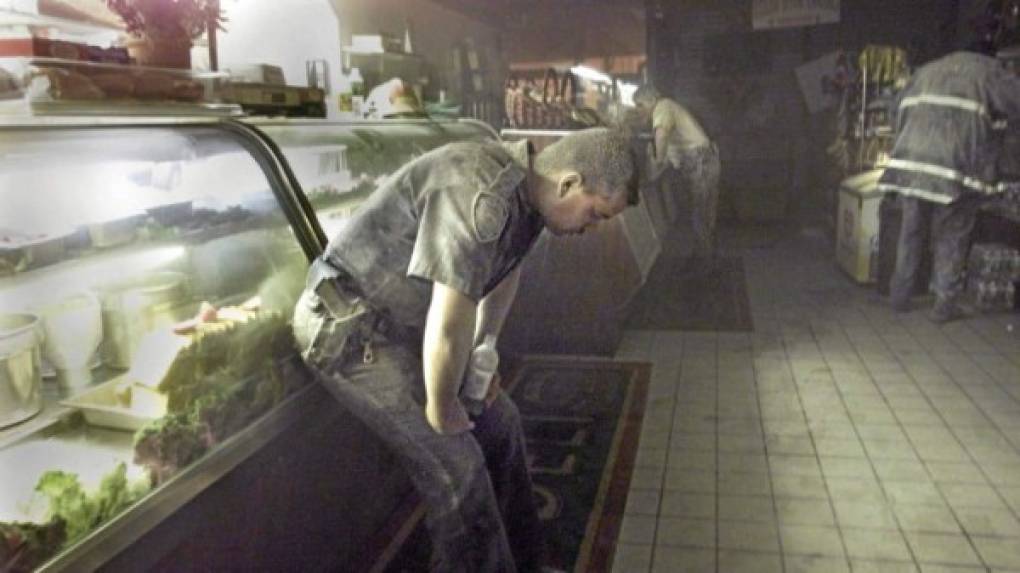 Un policía de Nueva York se refugió en una panadería tras el derrumbe de las torres gemelas.