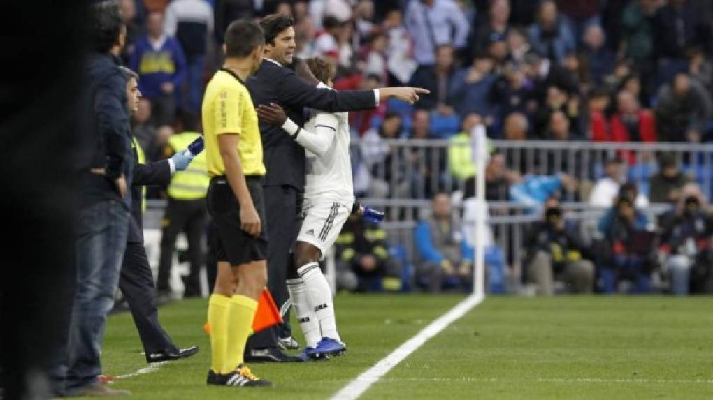 Solari dio un abrazo a Vinicius tras el autogol que provocó para abrir el marcador en el partido.