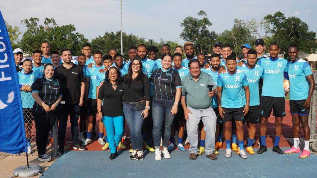 Los jugadores de la Selección de Honduras posaron con estas personas al final del entrenamiento.