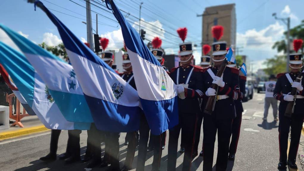 Los pelotones de la Academia Nacional de Policía, en su desfile en San Pedro Sula portando las banderas de Centroamérica. 