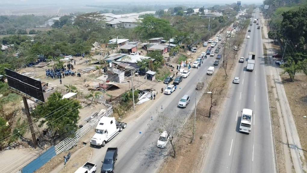 La mayoría logró sacar sus pertenencias y otras quedaron entre los escombros.