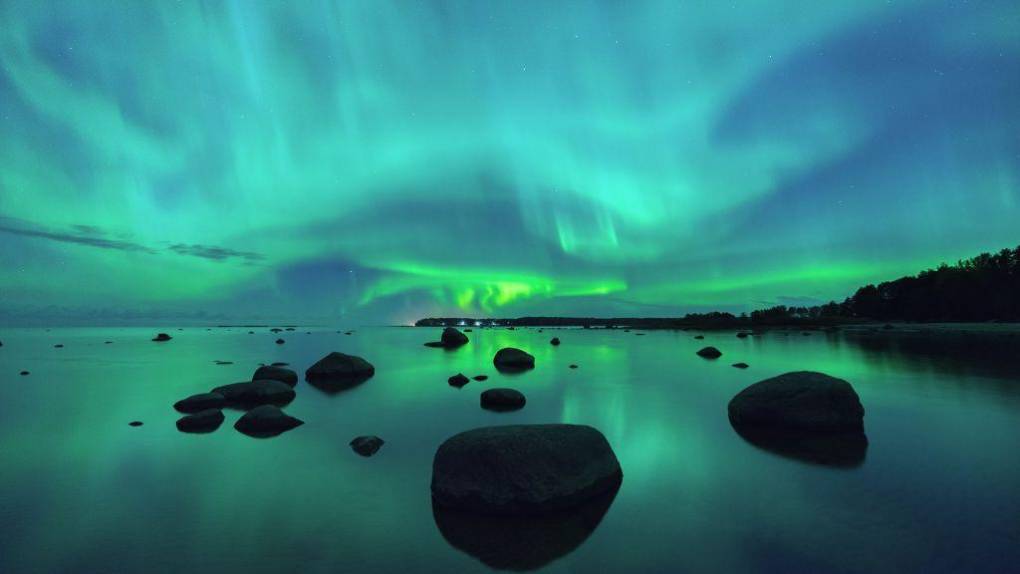 En cambio en Canadá, las auroras boreales se pueden observar en: Parque Nacional Wood Buffalo (Alberta/Territorios del Noroeste), Whitehorse (Yukón), Churchill (Manitoba), Yellowknife (Territorios del Noroeste) y el vuelo chárter Aurora 360 desde Yukón, en el mes de octubre hasta marzo.