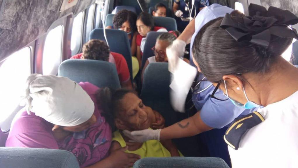 Una persona de avanzada edad recibe atención médica rápida en pleno vuelo desde Roatán a Tegucigalpa. 