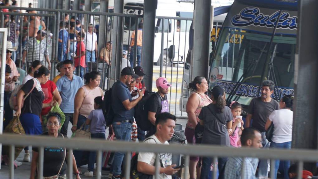 En la Gran Central Metropolitana de Buses, en el bulevar del sur de San Pedro Sula, los viajeros comenzaron a salir desde muy temprano este martes 26 de marzo. 